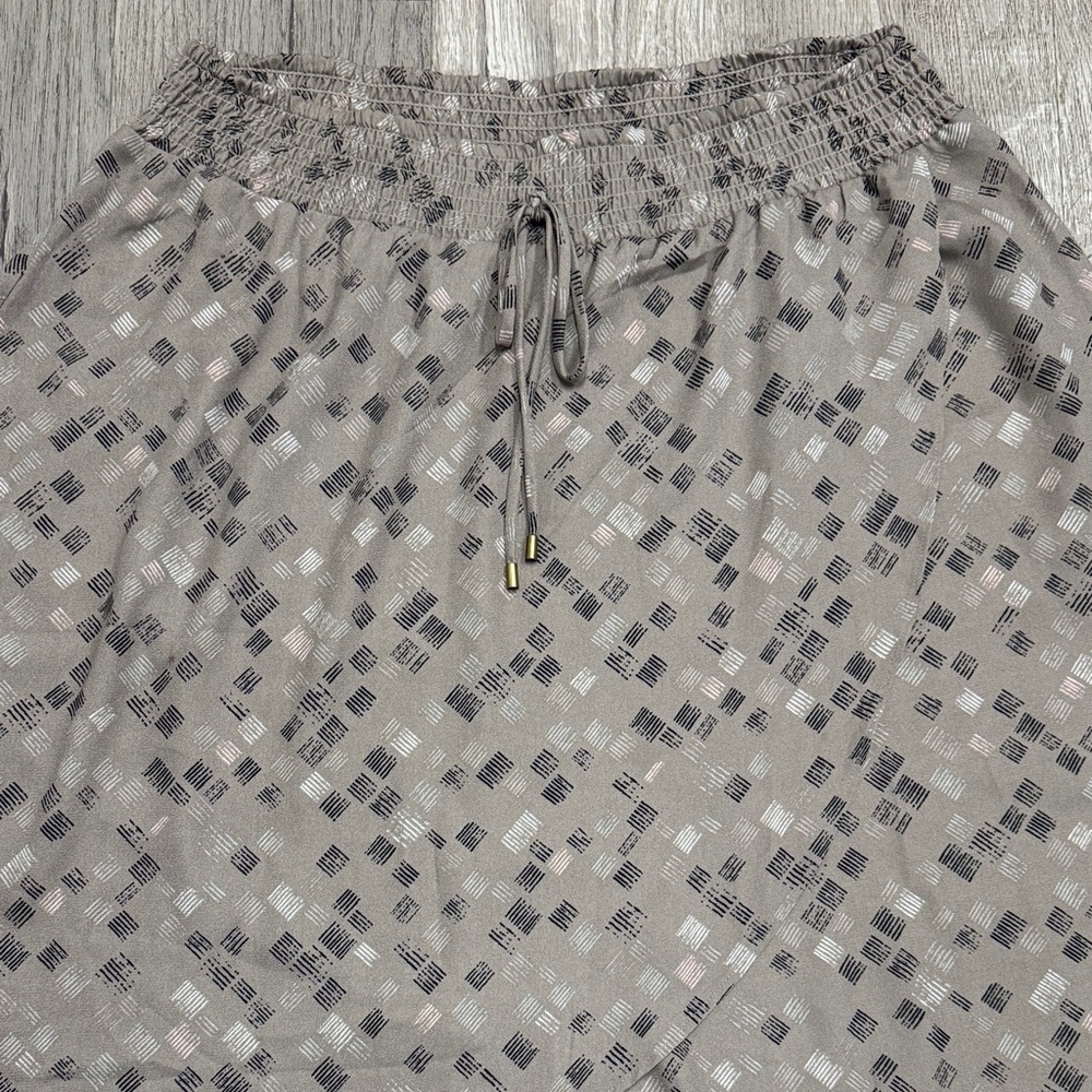 Chic High-Low Patterned Skirt - Picture 2 of 10